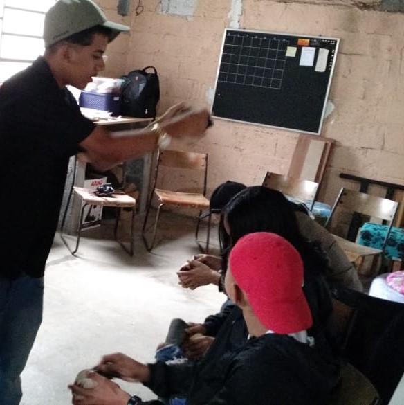 adolescentes desenhando em bloco de madeira