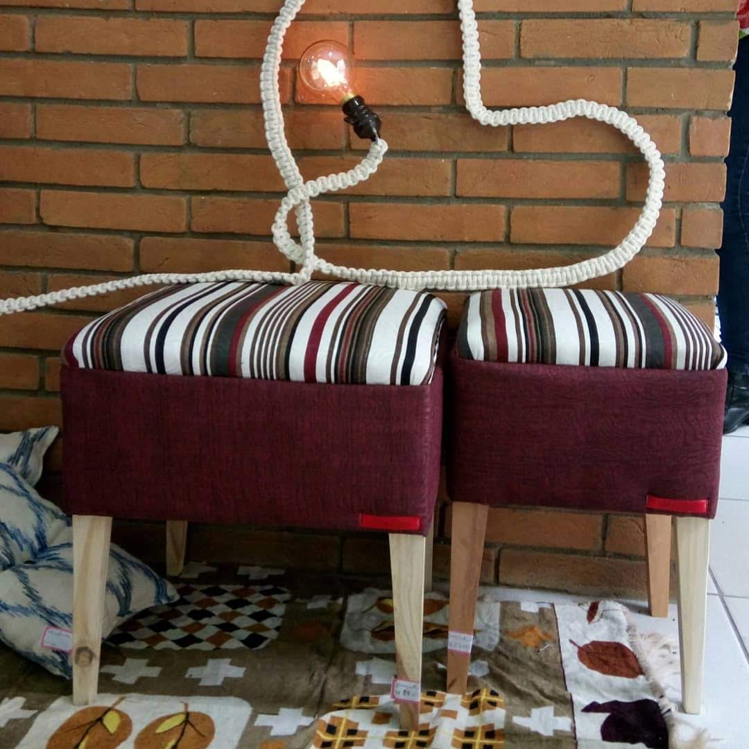 Puffs e luminária
