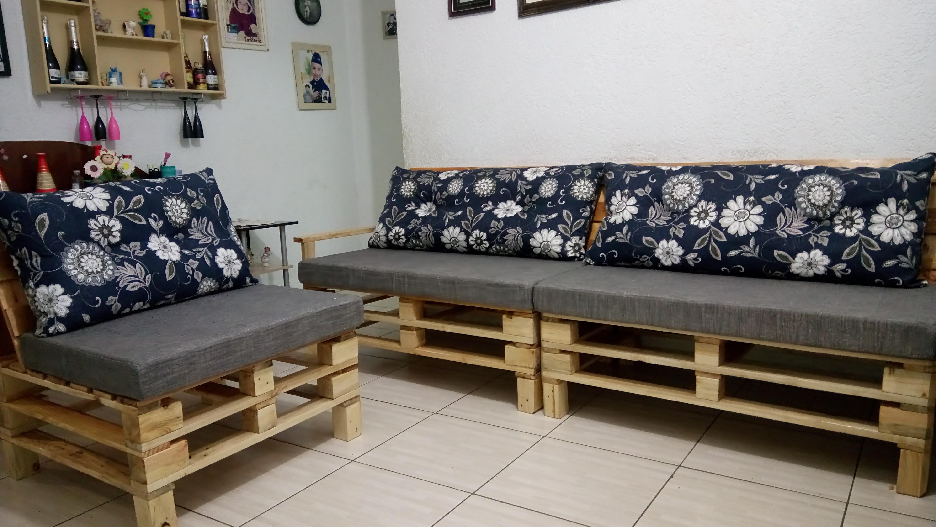 Sofás de pallet na sala de estar